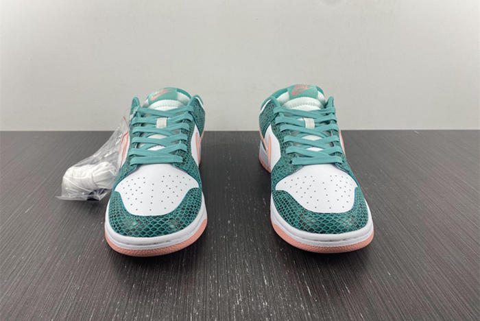 Dunk SB Low "Snake Skin"  DR8577-300
