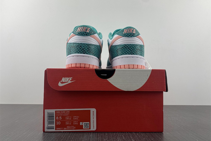 Dunk SB Low "Snake Skin"  DR8577-300