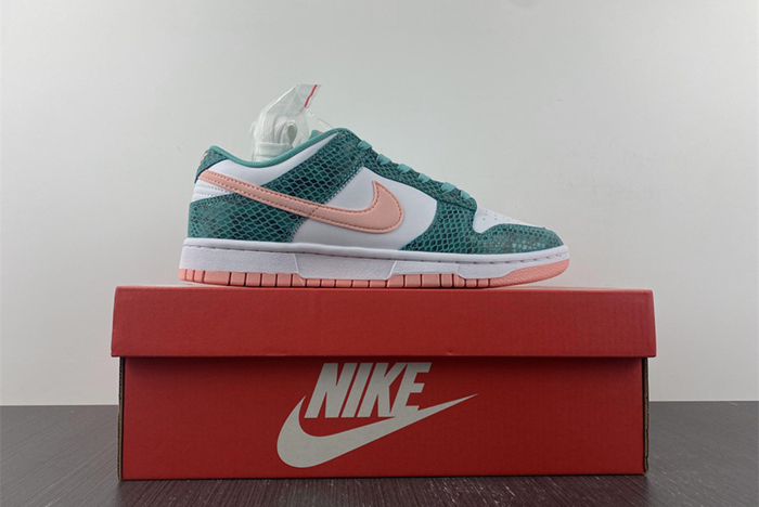 Dunk SB Low "Snake Skin"  DR8577-300
