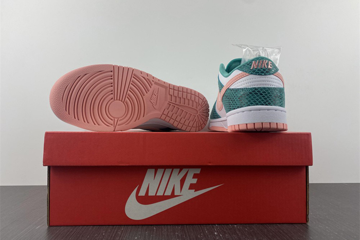 Dunk SB Low "Snake Skin"  DR8577-300