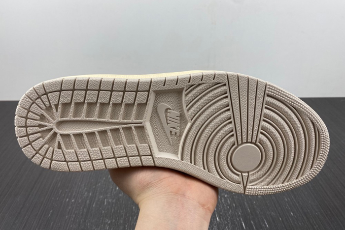 Travis Scott x Air Jordan 1 Low  DM7866-102