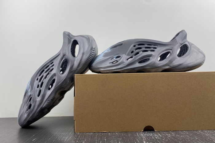 YZY FOAM RUNNER MX "Granite" IE4931